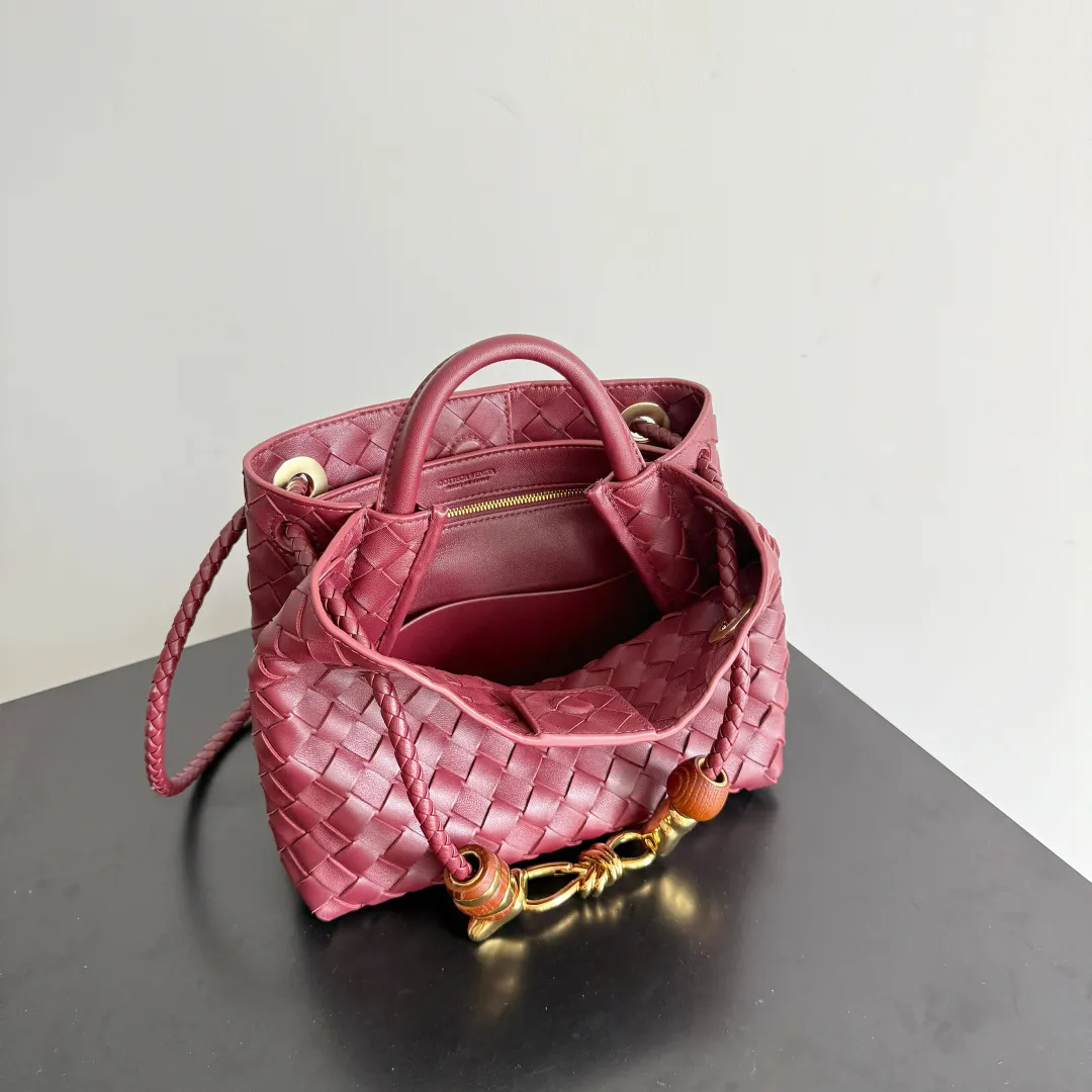 The new Andiamo batch of 3060 BV is shipped‼ ️The classic intercciato weaving process is used to create a soft bag, the metal knot is made of micro-cast aluminum using jewelry technology🪢, and the decorative beads are made of metal and hand-polished oak, allowing you to jump repeatedly between elegance and fun💃, making it unpredictable. Classic and versatile, it shows off your temperament, and the bag has a large capacity, making it very convenient for daily commuting! It has a variety of carrying methods, the shoulder straps can be adjusted by yourself, the original lambskin feels soft and delicate, and the unisex style breaks gender boundaries and brings a more practical and long-lasting use experience. The Andiamo, which has both elegant and casual styles, perfectly interprets the "fashionable old money style". Style number: 743568+wood hardware Color: Barro Red Size: 25*22*10.5cm